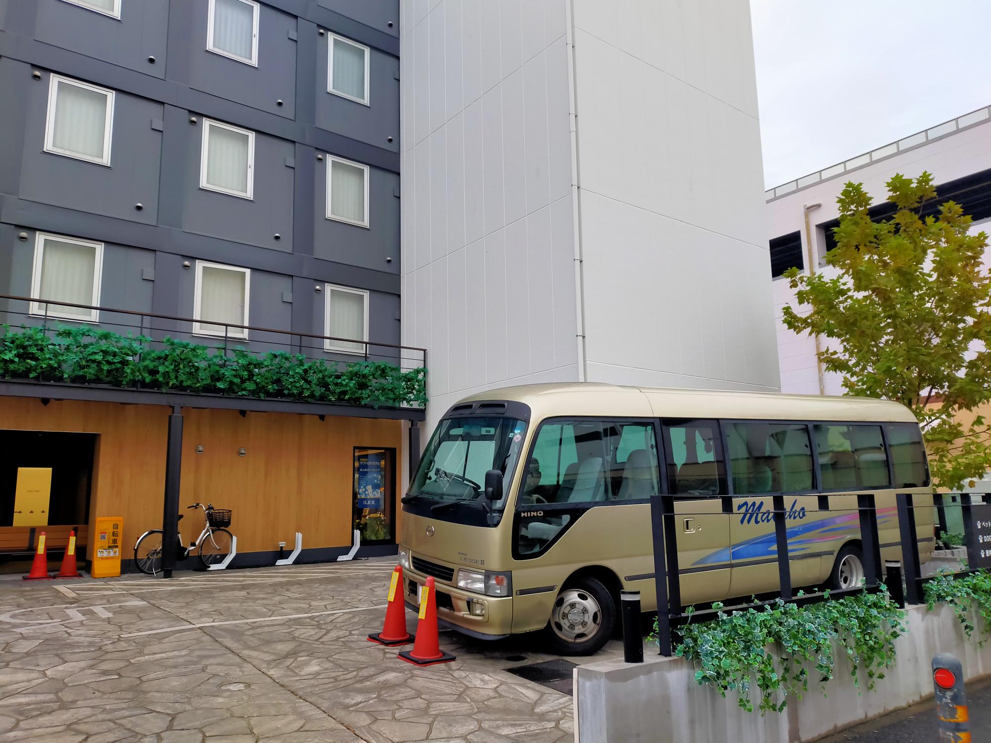【マイクロバスも駐車可能でございます】